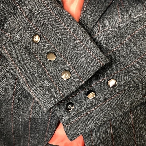 Signature BY LARRY LEVINE Gray & Coral Pinstripe Blazer Gunmetal Buttons Size 10 - Picture 5 of 6